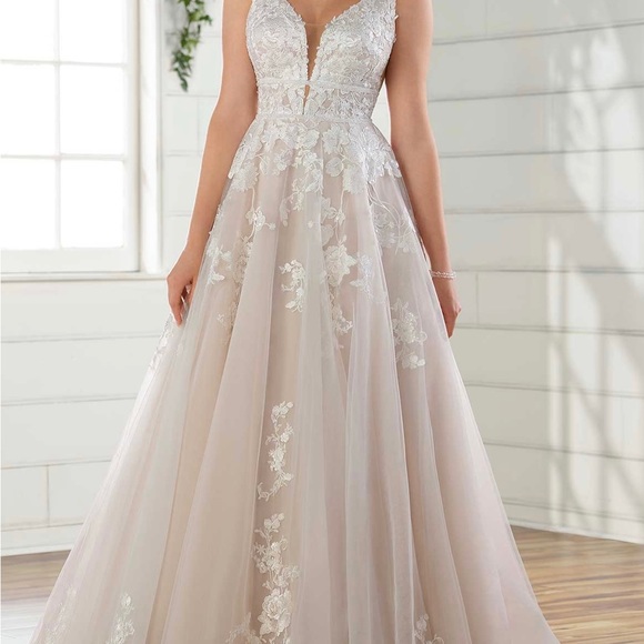 Wedding Dress, Essence of Australia, size 14 - Picture 2 of 9